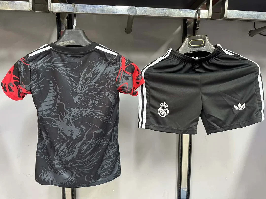 Édition spéciale « Étreinte du Dragon » du Real Madrid, taille enfant