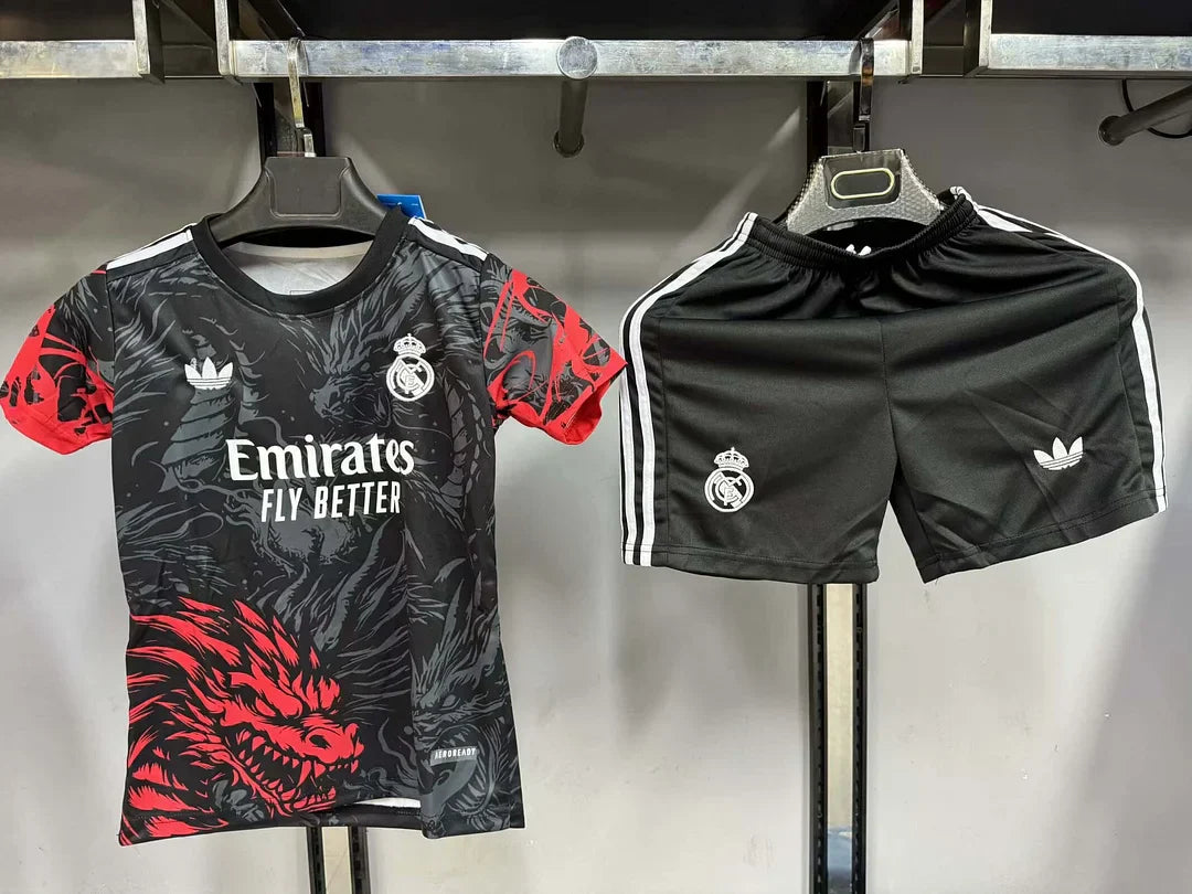 Édition spéciale « Étreinte du Dragon » du Real Madrid, taille enfant