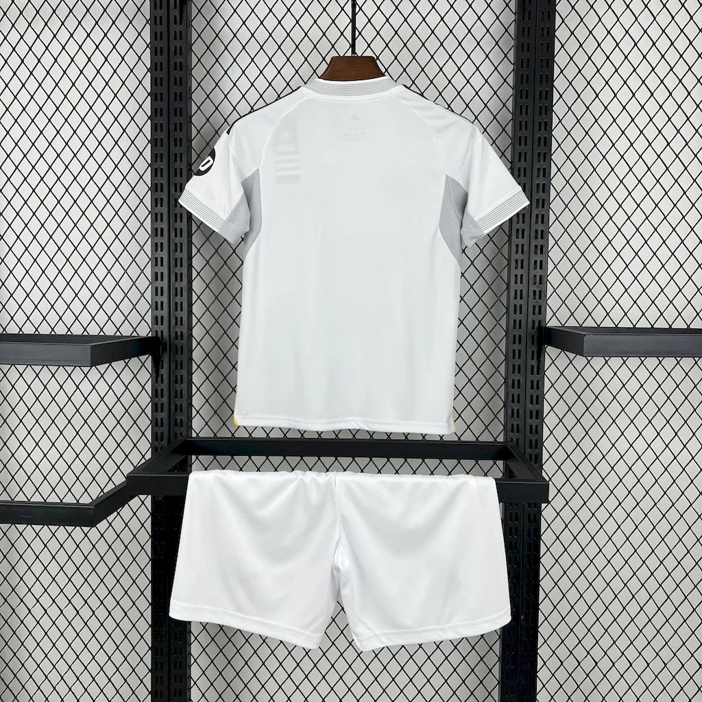 Maillot domicile Real Madrid 2025/2026 taille enfant